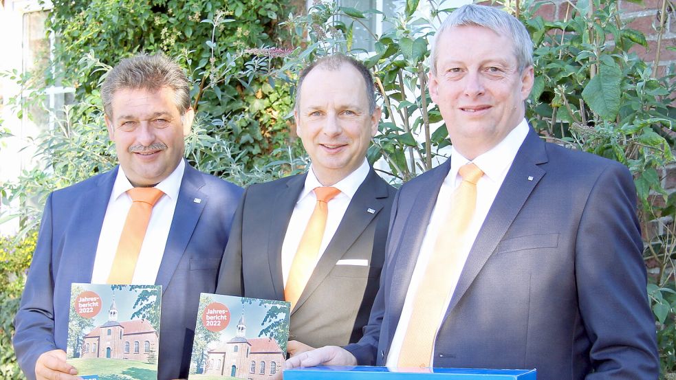 Die Führung der Raiffeisenbank Moormerland mit (von links): Adrianus Sinnige (Aufsichtsratsvorsitzender), Ulrich Jungmann und Lothar Janssen (beide Vorstandsmitglied). Foto: privat