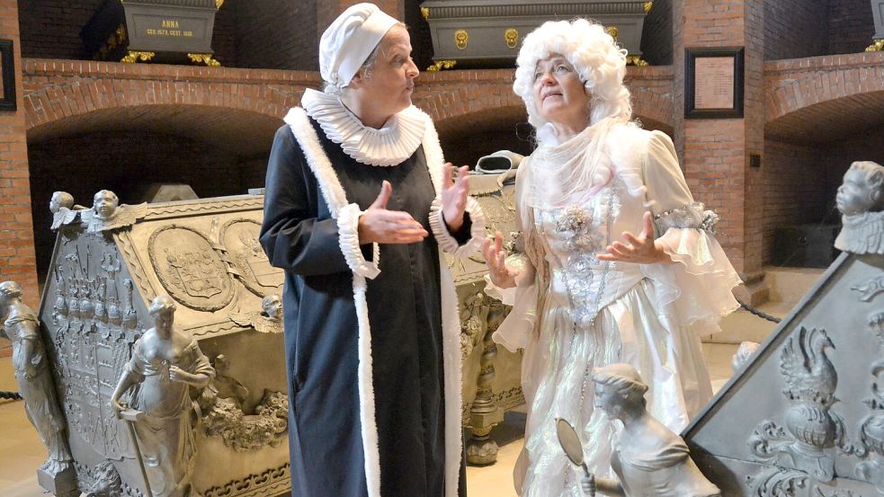 Herma Peters als Gräfin Anna von Oldenburg und Reenste Cornelis als Eberhardine Sophie von Oettingen machten im Auricher Mausoleum Geschichte lebendig. Foto: Aiko Recke