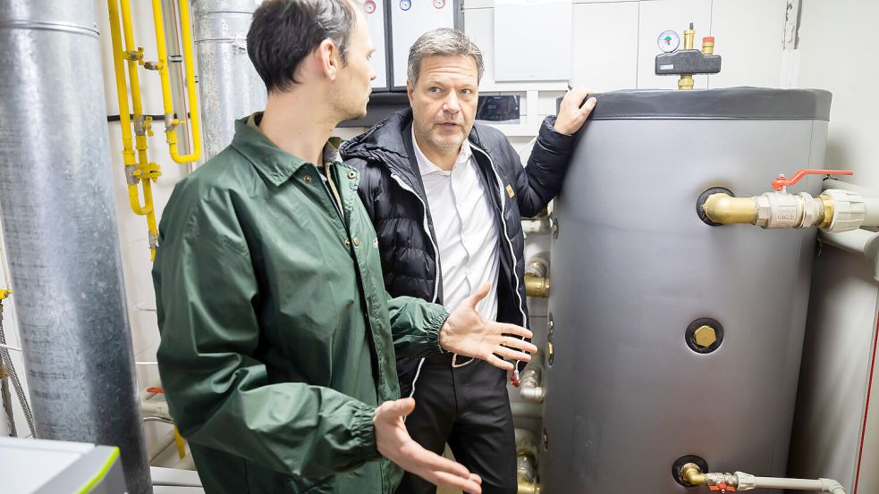 Die Wärmepumpe wird mit Robert Habecks Heizungsgesetz die wichtigste Heizung werden. Davon ist auch der Chef des Energieberaterverbandes GIH, Stefan Bolln, überzeugt. Foto: dpa/Christoph Soeder