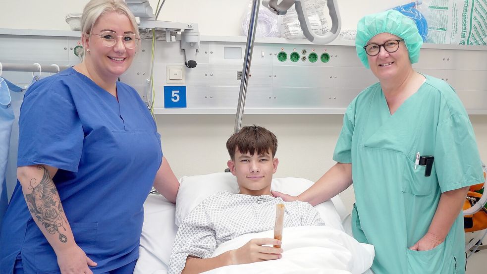 Patient Lasse Kühn bekam von den Pflegefachkräften Romina Häßner (links) und Renate Drees ein Wassereis. Foto: Klinik-Trägergesellschaft