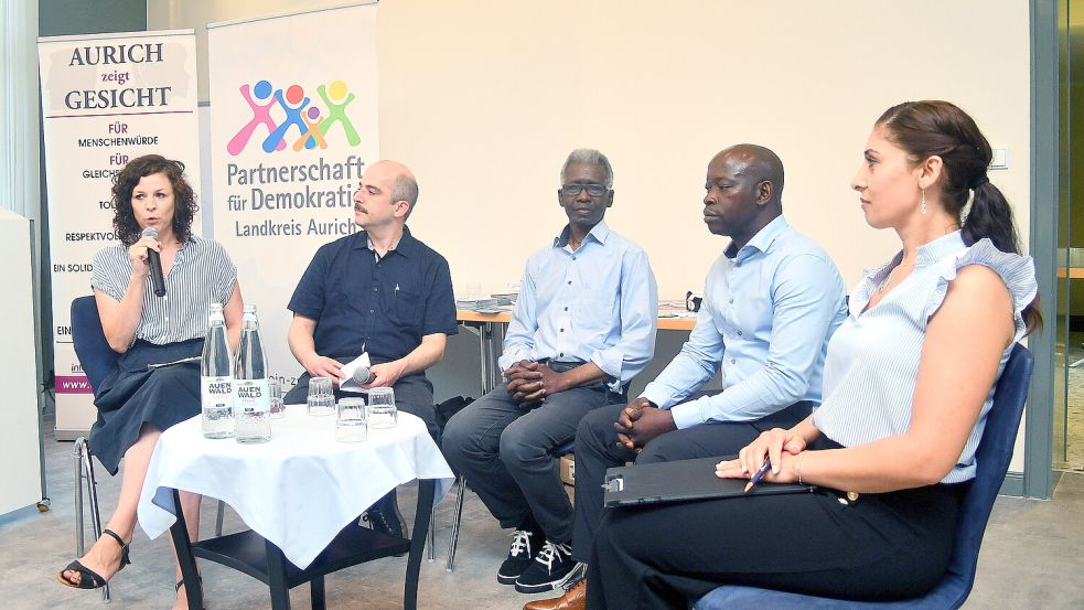 Sprachen über Rechtsextremismus (von links): Gesine Agena (Studienleiterin Europahaus Aurich), Timo Schneider (Partnerschaft für Demokratie im Landkreis Aurich), Abdou Ouedraogo (Initiative Rassismuskritik Emden), Ali Kone (Verein Afrikanische Diaspora Ostfriesland) und Sultana Alim (Kurdischer Frauenrat Zelal Aurich). Foto: Gerd-Arnold Ubben