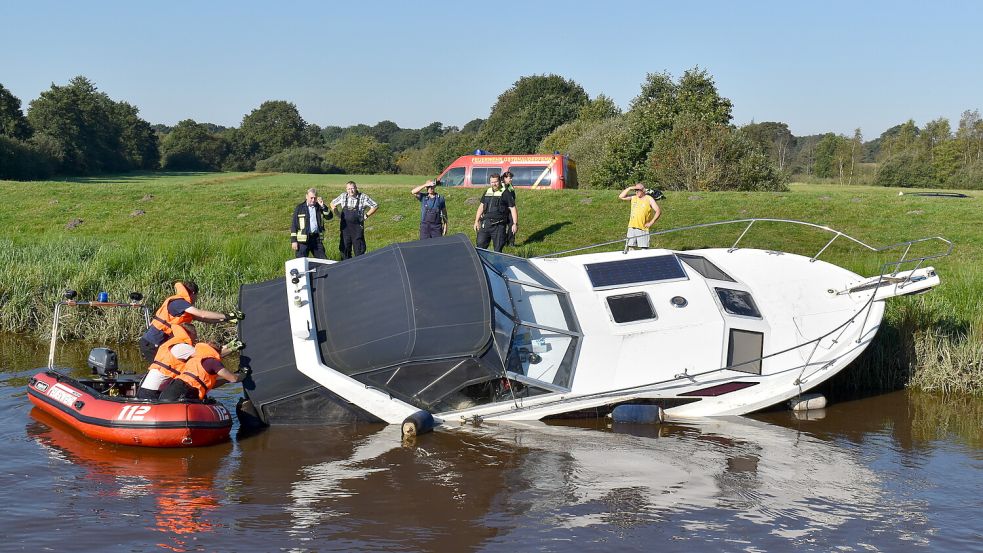 Ein Motorboot ist im Hauptfehnkanal ins Wasser gesunken. Einsatzkräfte der Feuerwehr Holterfehn kontrollierten mithilfe eines Rettungsbootes, ob sich noch Menschen darin befanden. Foto: Zein