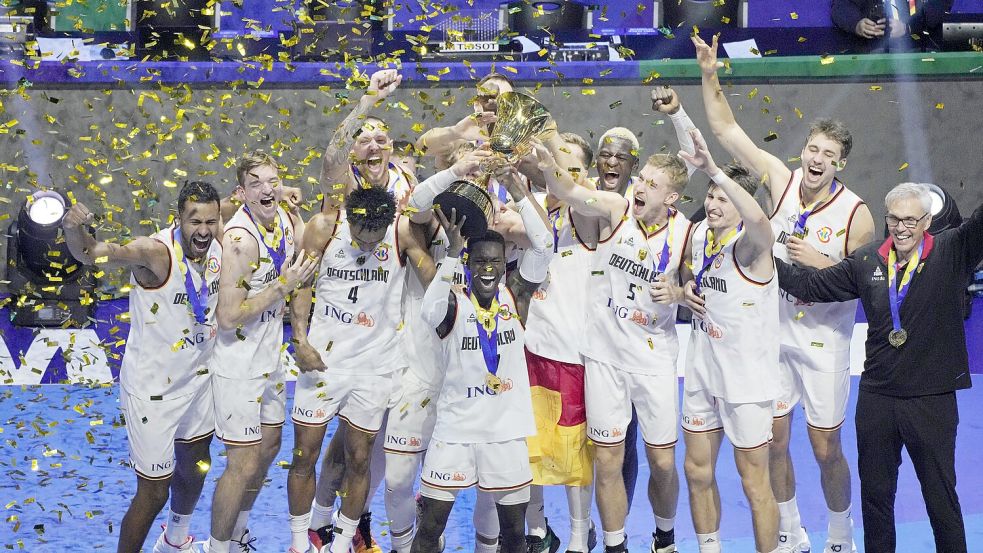 Unglaublich, aber wahr: Kapitän Dennis Schröder reckt den WM-Pokal in die Höhe. Er selbst wird auch noch zum wertvollsten Spieler gewählt.Foto: DPA