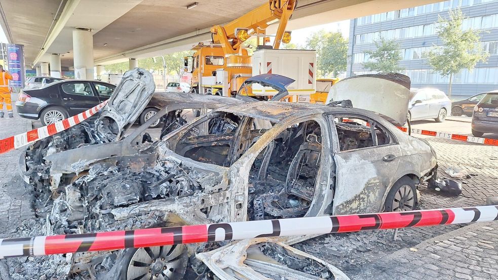 Die beiden Autobrände hatten stabilisierende Stahlseile der Brückenüberführung beschädigt. Foto: Nord-West-Media TV