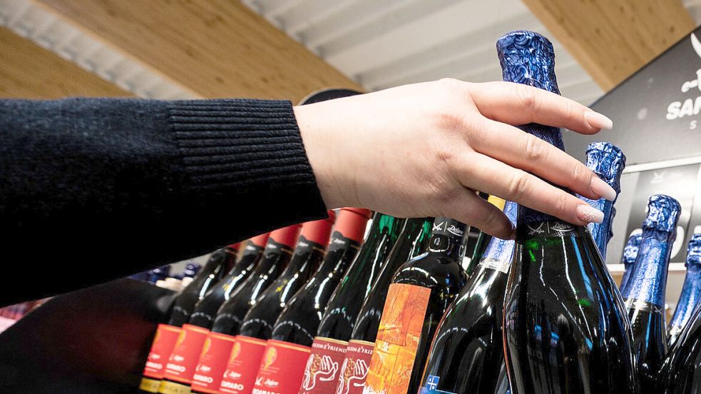 Der Versuch, eine Flasche Alkohol aus dem Supermarkt zu stehlen, führte zu einer folgenschweren Tat. Foto: DPA