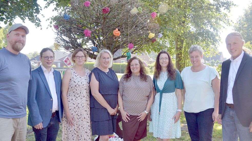 Unterstützen den Fachtag (von links): Mirco Christoffers (Kindergarten Pusteblume Simonswolde), Matthias von Prüssung (Amt für Jugend und Soziales), Katharina Kleemann (Kita Kornblume Westerende-Kirchloog), Petra Saathoff (Kita Zwergennest Riepe), Melanie Wiegmann (Kita Meerhuuske Ihlowerfehn), Tanja Schug (Kindergarten Regenbogen Weene), Sonja Ubben (Krippe „Dat Krabbelhuus“ Weene) und Michael Müller (Leiter Amt für Jugend und Soziales). Foto: Aiko Recke