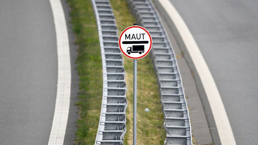 Die neue LKW-Maut soll die Umwelt schützen. Führt sie stattdessen zu höheren Preisen für Verbraucher? Foto: dpa | Ralf Hirschberger