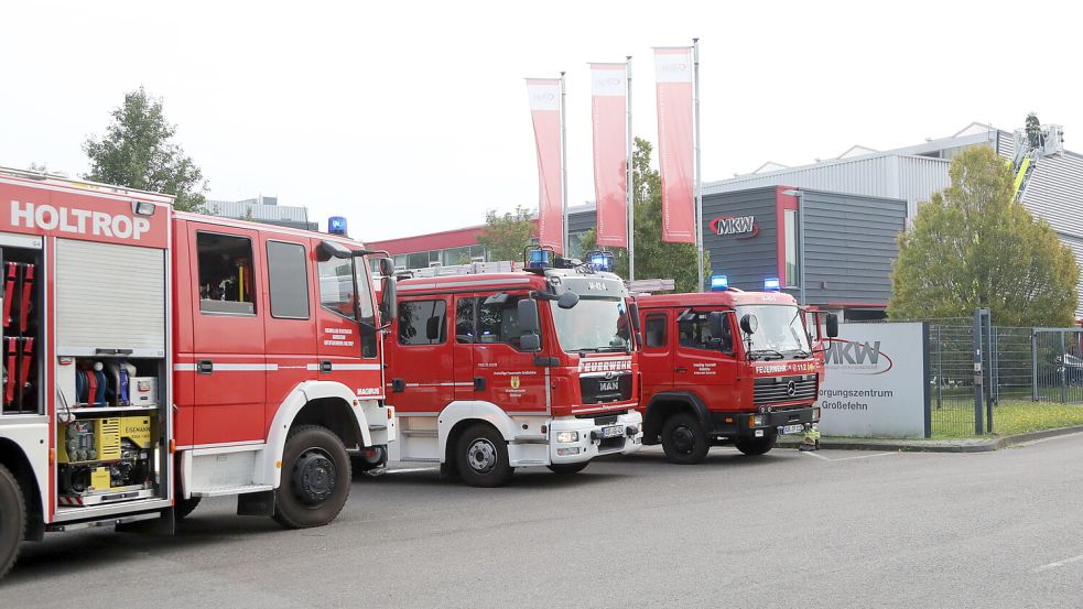 Mehrere Ortsfeuerwehren rückten zu dem Brand im MKW in Großefehn aus. Foto: Romuald Banik