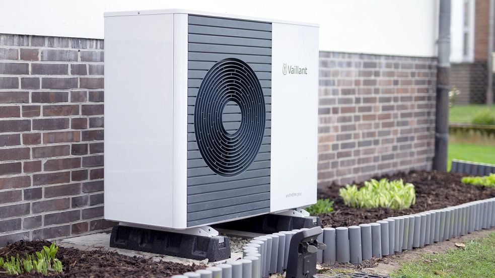 Eine Wärmepumpe in einem Garten. Foto: DPA