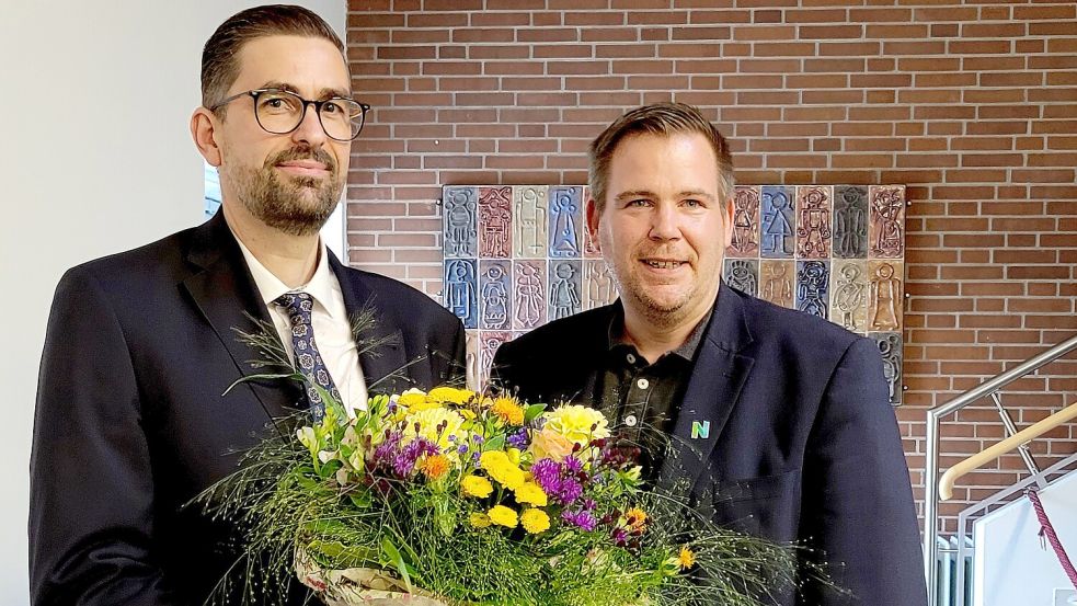 Bürgermeister Florian Eiben (rechts) gratulierte dem frisch gewählten Norder Stadtbaurat Christian Pohl. Foto: Rebecca Kresse