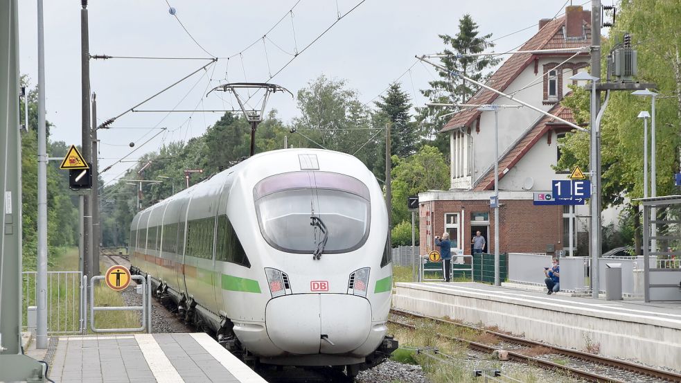 Um die künftige Nutzung des alten Bahnhofsgebäudes, an dem hier im Juli 2020 erstmals ein ICE vorbeifährt, wird weiter gestritten. Foto: Thomas Dirks