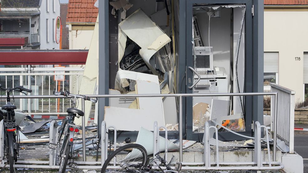 Vollkommen zerstört wurde der Geldautomat in Gesmold, ein Stadtteil von Melle. Foto: Michael Hengehold