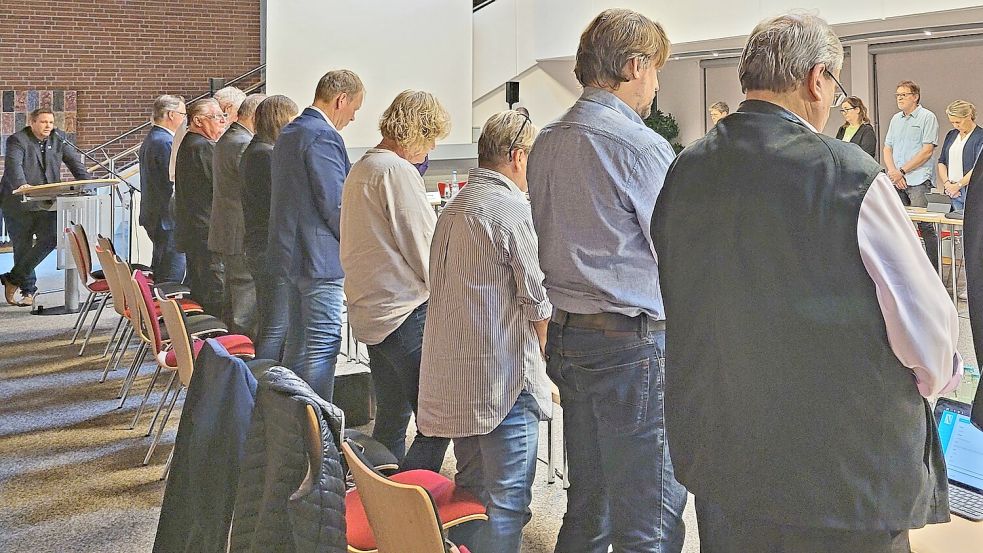 Die Ratsleute, die Verwaltung und die anwesenden Bürger erhoben sich in der Ratssitzung im Gedenken an den verstorbenen Ratsherrn Andreas Filaferro. Bürgermeister Florian Eiben (am Rednerpult) übernahm die schwere Aufgabe der Abschiedsworte. Foto: Rebecca Kresse