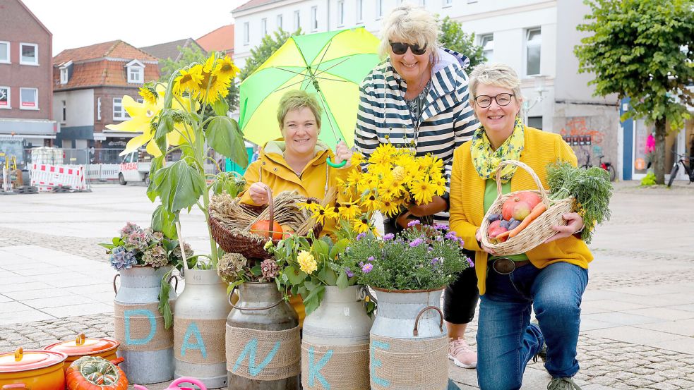 Kerstin Kulke (von links), Sigrid Arends-Tischner und Charlotte Habben von den Landfrauen präsentieren Erzeugnisse aus Ostfriesland. Foto: Romuald Banik