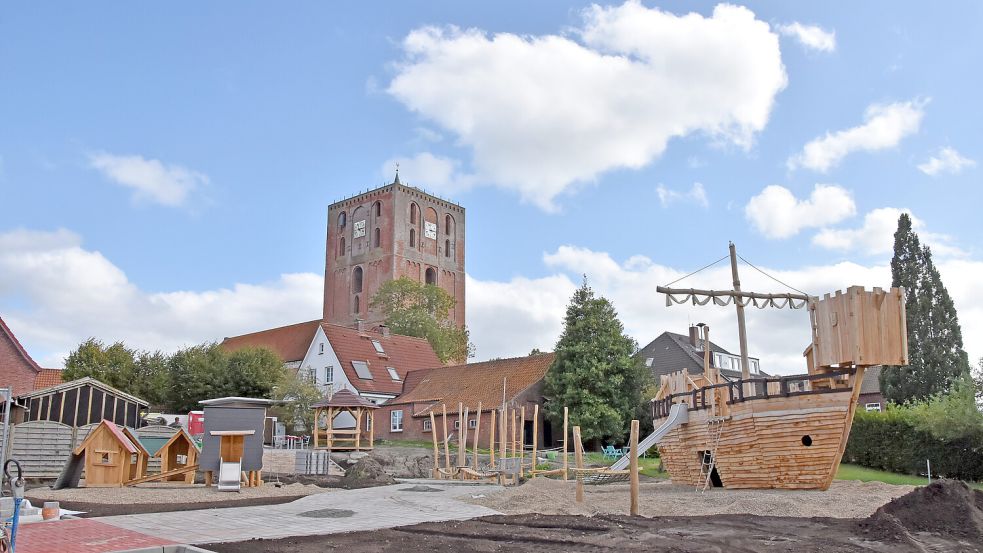 Das mehr als elf Meter lange hölzerne Spielschiff in Koggenform ist die Hauptattraktion des neuen Spiel- und Erlebnispunkts in Marienhafe. Foto: Thomas Dirks