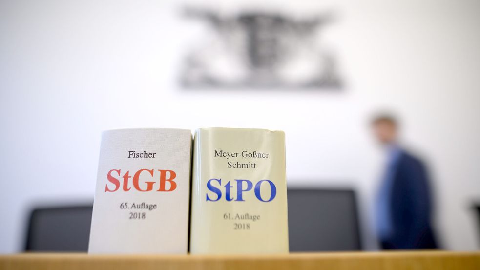 Auf einem Richtertisch stehen das Strafgesetzbuch und die Strafprozessordnung. Foto: DPA