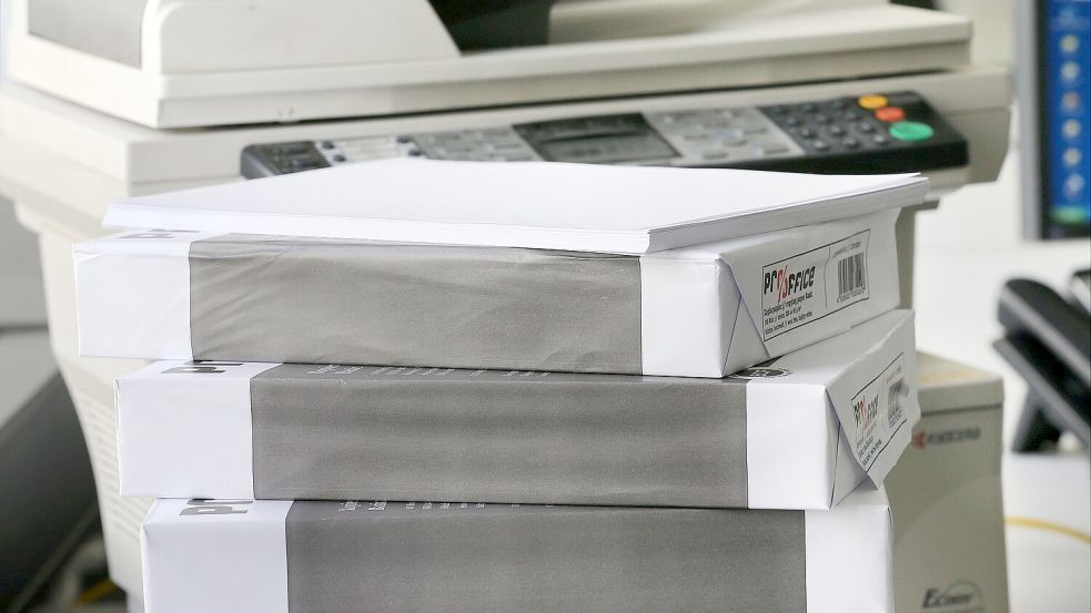 Bislang wurde auch im Rathaus in Marienhafe weißes Druckerpapier gekauft. Foto: DPA