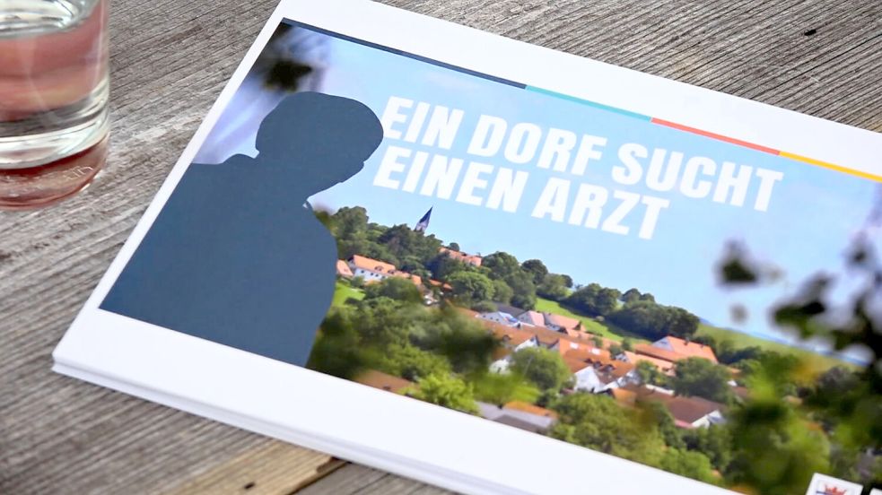 Nicht nur in Ostfriesland sind Arztsitze unbesetzt. Auch Langenbach in Bayern warb Anfang des Jahres mit verschiedenen Slogans um einen neuen Hausarzt, unter anderem mit „Ein Dorf sucht einen Arzt“. Foto: Michael Faulhaber/DPA