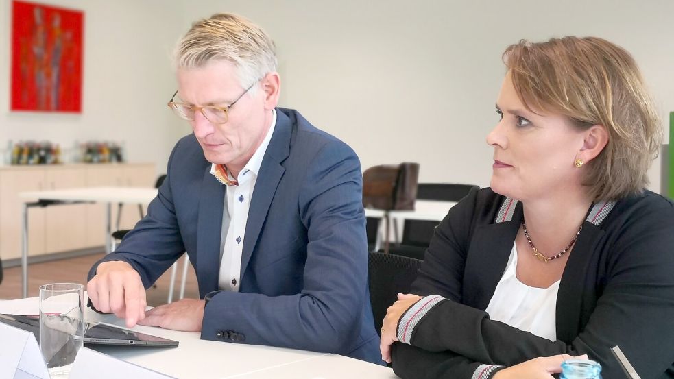 Thomas Schmidt, stellvertretender Vorstandsvorsitzender der KVN und zuständig für die Hausarztversorgung, und Mareike Grebe, Hausärztin und neue Vorsitzende des KVN-Bezirksausschusses, berichteten aus dem Arztalltag zwischen Patientenandrang und Bürokratie. Foto: Karin Böhmer