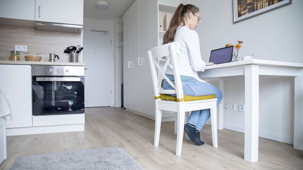 Wer im Homeoffice keine Überstunden machen will, sollte sich einen Arbeitsplatz einrichten, der nichts mit der Freizeit zu tun hat. Foto: Christin Klose/dpa-tmn