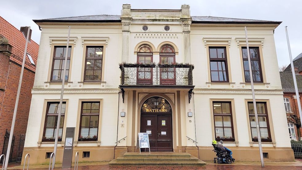 Das Rathaus der Stadt Norden: Freitags sollen die Mitarbeiter künftig ohne Störungen arbeiten können. Foto: Rebecca Kresse