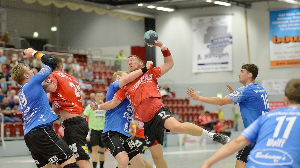 Evgeny Vorontsov und seine OHV-Teamkollegen haben schon gegen den TuS Spenge nicht nach dem Motto Augen zu und durch gehandelt. Und wollen das auch am Sonnabend nicht tun, wenn die SGSH Dragons in der Sparkassen-Arena antreten. Foto: Bernd Wolfenberg