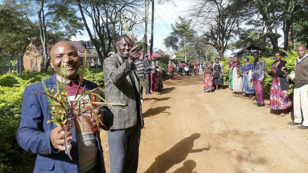 Großer Bahnhof: Für ihre Gäste aus Marienhafe standen die Bewohner des tansanischen Dorfes Bombo mit Blumen Spalier. Fotos: privat