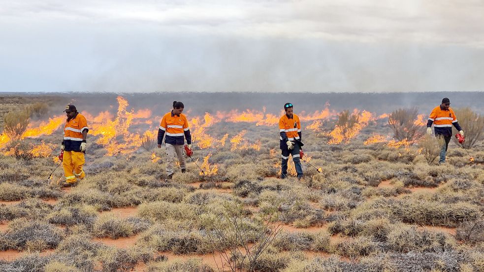 Yilka Rangers bei ihrer Arbeit, kontrollierte Brände zu legen Foto: Rohan Carboon