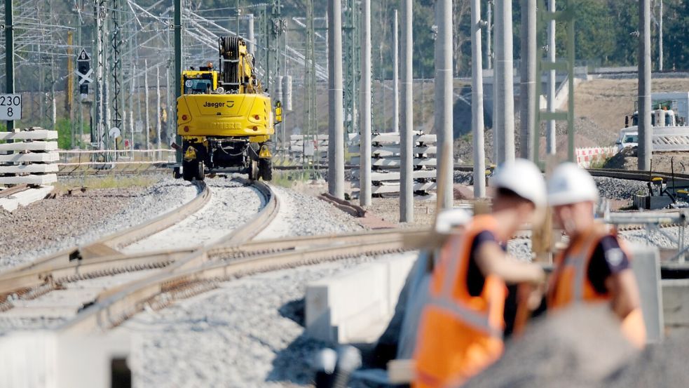 Bauarbeiten bei der Bahn: Zur Streckensanierung braucht die DB in den nächsten Jahren rund 45 Milliarden Euro. Foto: dpa/Sebastian Willnow