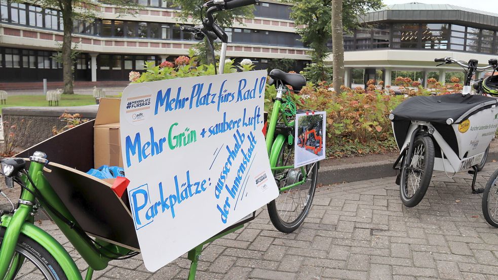 Bereits im Jahr 2019 wurden mit Fahrrädern Parkplätze auf dem Auricher Georgswall blockiert. Foto: Heino Hermanns