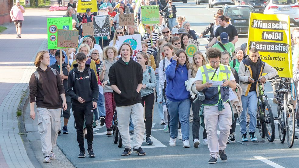 Junge Leute führten den Demonstrationszug über die Von-Jhering-Straße an. Es liefen aber vor allem ältere Menschen mit. Foto: Romuald Banik