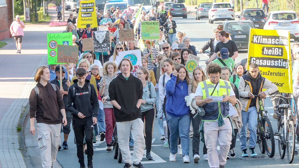 Junge Leute führten am Freitag in Aurich den Demonstrationszug über die Von-Jhering-Straße an. Es liefen aber vor allem ältere Menschen mit. Foto: Romuald Banik