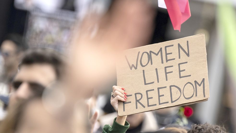 Der Tod von Jina Mahsa Amini hat weltweite Proteste ausgelöst. Foto: dpa/Boris Roessler