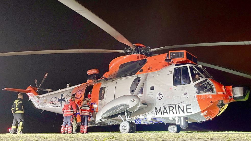 Mit einem Hubschrauber der Marine in Sonderlackierung wurden drei Frauen in der Nacht zu Mittwoch von Borkum gebracht. Foto: Feuerwehr Norden