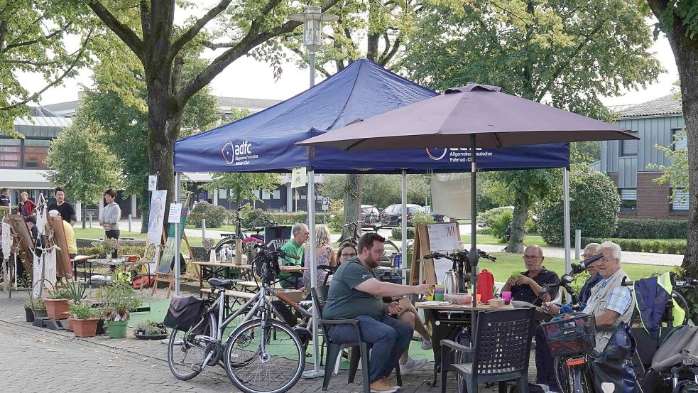 Erholung für Menschen statt parkender Autos: Am Georgswall in Aurich fand am Sonnabend der „Parking Day“ statt. Foto: Helmut Vortanz