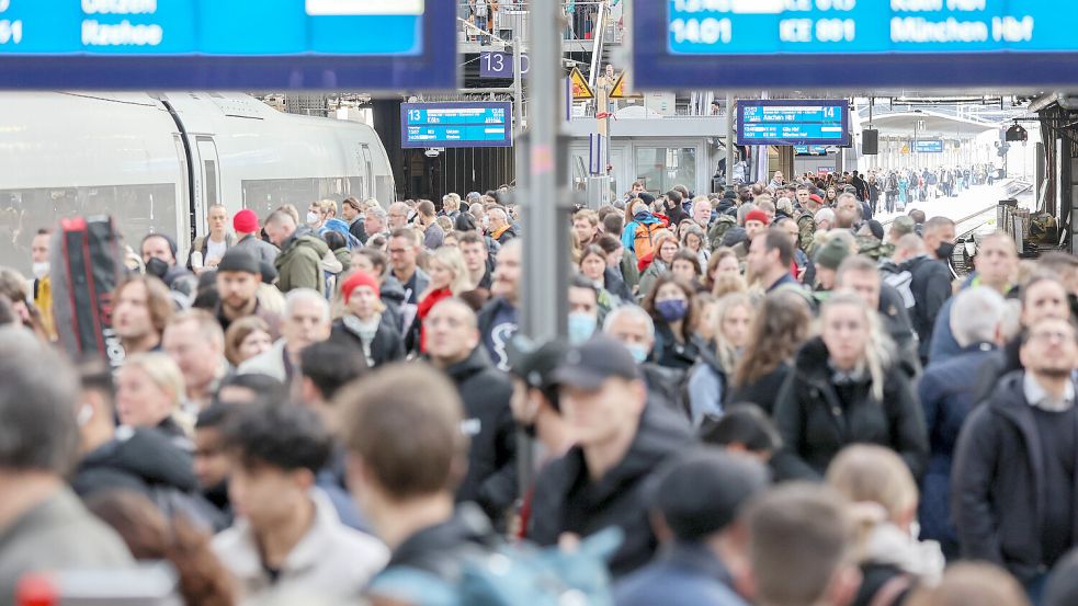 Volle Bahnsteige am Hauptbahnhof in Hamburg Foto: Imago Images (Symbolbild).