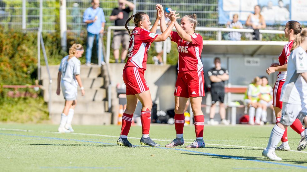 Ein neues Traumduo: Die Stürmerinnen Sophia Schalke und Lucy Minne bejubeln ein Auricher Tor in Harburg.Foto: Aylin Rewohl