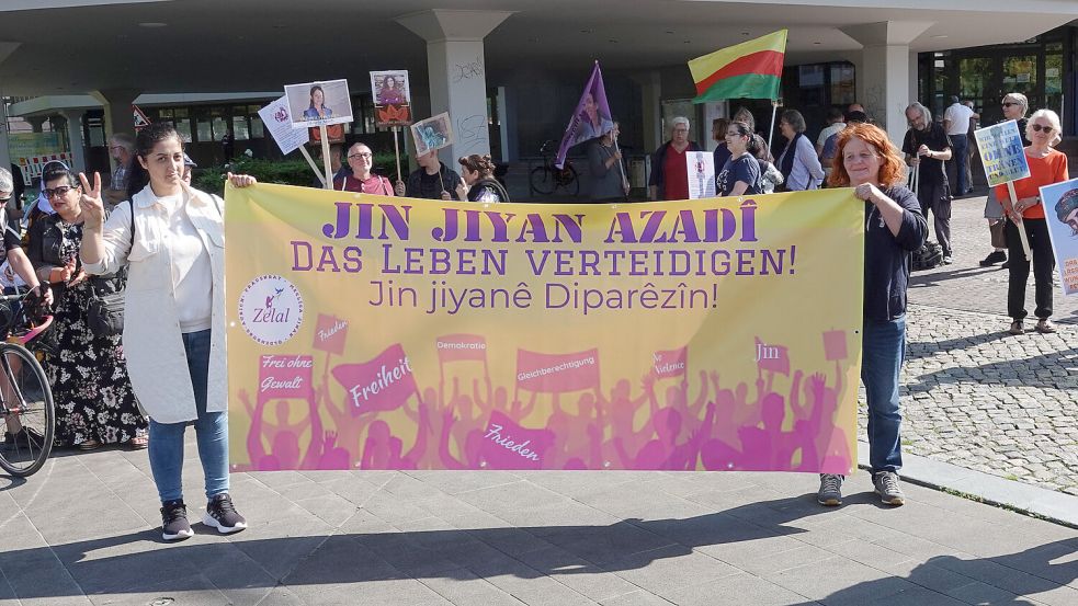 Der Slogan „Frauen, Leben, Freiheit (Jin, Jiyan und Azadi) ist inzwischen zum Symbol des Widerstandes kurdischer Frauen geworden. Foto: Helmut Vortanz