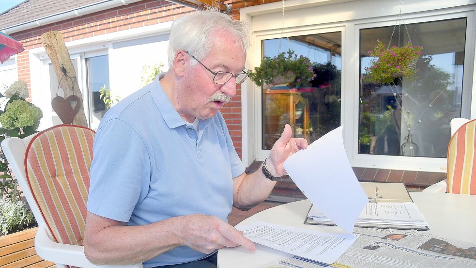 Detlev Schoone sitzt auf der Terrasse seiner Dachgeschosswohnung, die er nach dem Verkauf seines Hauses mit seiner Frau als Mieter bewohnt. Von dort kann er auf das Baugebiet Luisenstraße schauen, wo er gerne einmal in einem kleinen Häuschen wohnen möchte. Foto: Gerd-Arnold Ubben