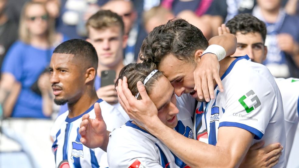 Herthas Haris Tabakovic (r) bejubelt seinen Treffer zum 3:0 mit Michal Karbownik. Foto: Soeren Stache/dpa