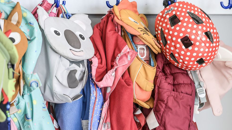 In einer Kindertagesstätte hängen die bunten Rucksäcke und Jacken der Kinder an einer Garderobe. Foto: DPA