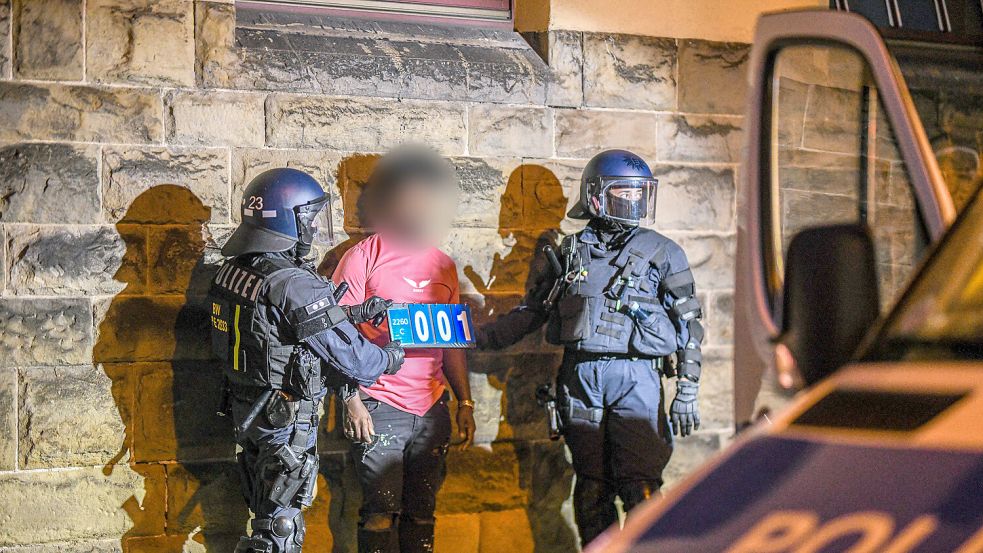 Ausschreitungen beim Eritrea-Festival in Stuttgart: Ein Mann wird von Polizisten abgeführt. Foto: Jason Tschepljakow/dpa