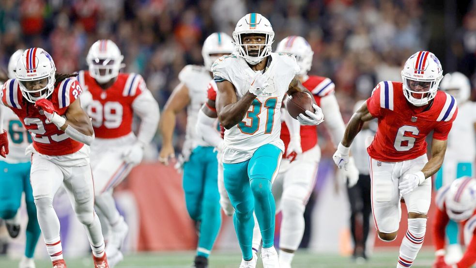 Running Back Raheem Mostert von den Miami Dolphins läuft den New England Patriots zu einem Touchdown davon. Foto: Michael Dwyer/AP