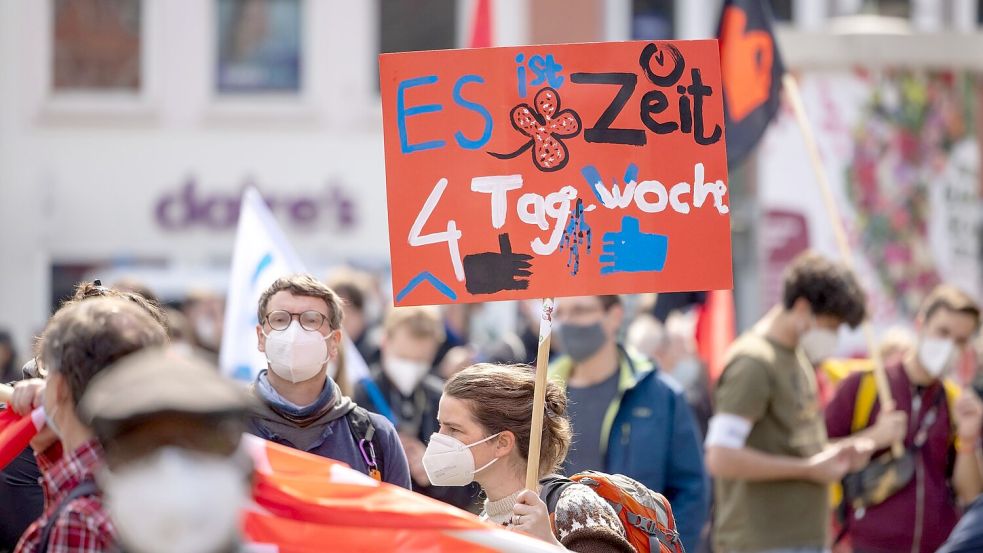 Eine Unternehmensberatung mit Sitz in Berlin will mindestens 50 Unternehmen von einem Vier-Tage-Woche-Projekt überzeugen. Foto: Michael Reichel/ZB/dpa