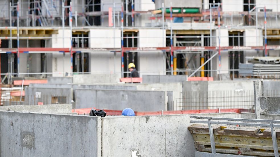 Bei Mehrfamilienhäusern verringerte sich die Zahl der genehmigten Wohnungen deutlich: um mehr als ein Viertel (minus 27,5 Prozent) auf 83.600. Foto: Bernd Weißbrod/dpa