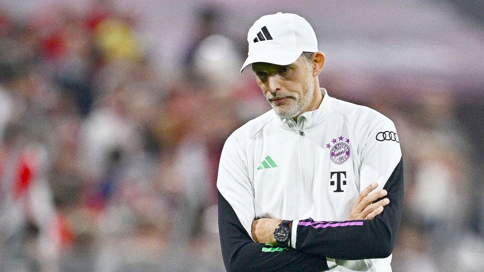Bayern Münchens Trainer Thomas Tuchel muss das Champions-League-Spiel gegen Manchester United von der Tribüne aus anschauen. Foto: Tom Weller/dpa
