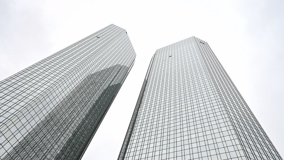 Den nun veröffentlichten EY-Berechnungen zufolge kletterte der Nettogewinn der nach Bilanzsumme zehn größten Banken in Europa, zu denen als einziges deutsches Institut die Deutsche Bank zählt, im ersten Halbjahr zum Vorjahreszeitraum um 80 Prozent auf fast 75 Milliarden Euro. Foto: Arne Dedert/dpa
