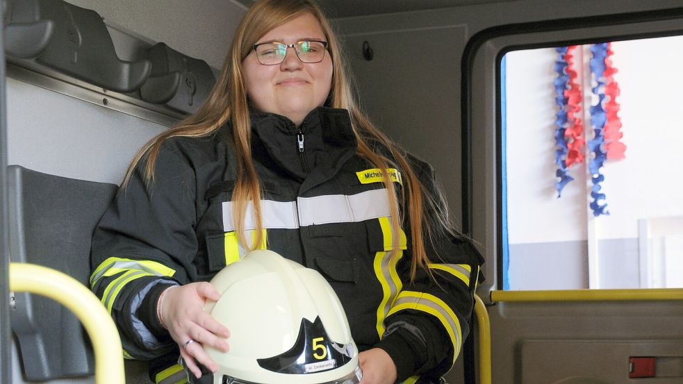 Mittendrin statt nur dabei: Michelle Dinkgräfe ist seit dem 12. Lebensjahr in der Feuerwehr. Seit 2020 zählt sie zum Einsatzkommando der Ortswehr Westerbur und hat ihren festen Platz im Team. Foto: Udo Hippen