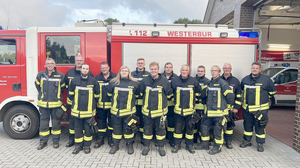 Im Kreise ihrer Feuerwehr-Kollegen fühlt sich die 19-jährige Michelle Dinkgräfe als vollwertiges Mitglied: „Wir sind einfach ein Team.“ Foto: FFW Westerbur