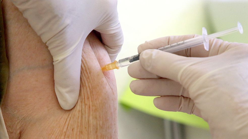Nicht für jeden ist es sinnvoll, sich im Herbst 2023 noch einmal gegen Corona impfen zu lassen. Foto: dpa/Wolfgang Kumm